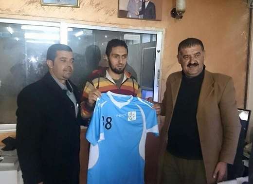 العجلوني برفقة اللاعب بعد التوقيع