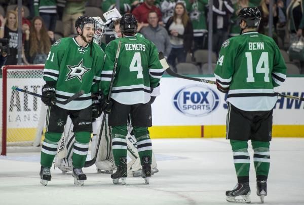2015-12-23t044548z_1404022000_nocid_rtrmadp_3_nhl-chicago-blackhawks-at-dallas-stars_reuters