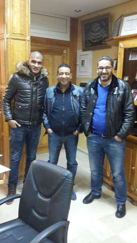 محمد علي بن منصور (على اقصى اليسار) مع مسؤولي الملعب القابسي 