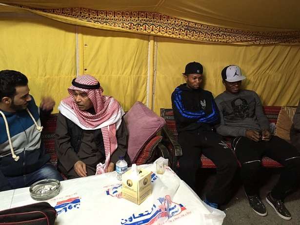دوريس وسالامو داخل مقر "راح ندفع" ويبدو عضو مجلس ادارة النادي البناي