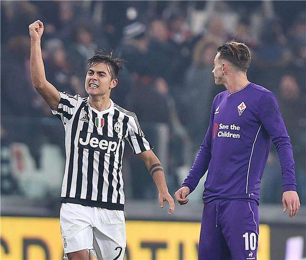 باولو ديبالا (يسار)