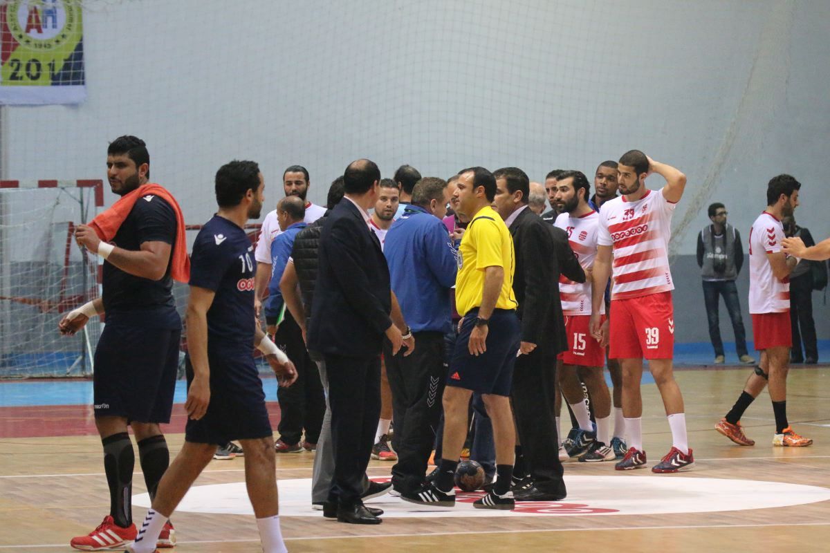 عند إيقاف اللعب في مباراة كاس الابطال بين الافريقي والنجم الساحلي 