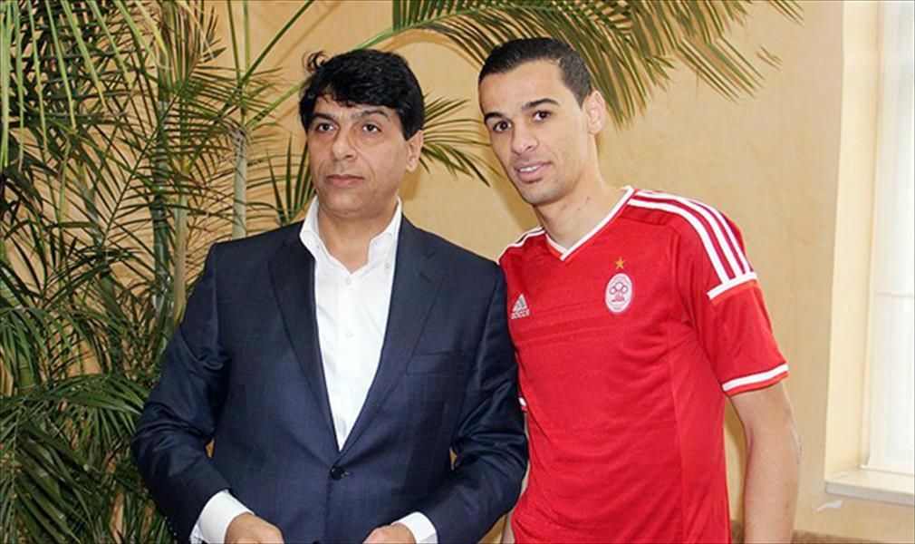 عمر المغيربي (يسار)