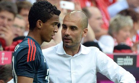 Pep-Guardiola-gives-instr-008