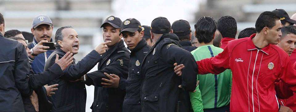 رئيس النادي الصفاقسي عند تهجمه على الحكم السالمي والامن التونسي يتصدى له 