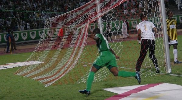 مالك معاذ ينطلق فرحاً بالهدف الأهلاوي الأول