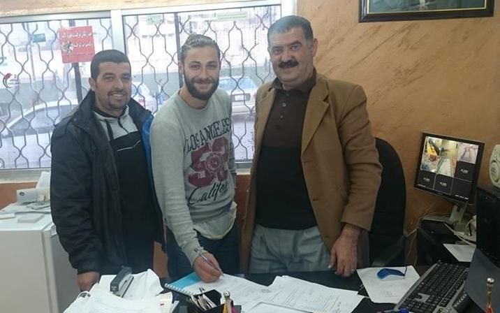 العجلوني مع اللاعب جاسر بعد توقيع العقد