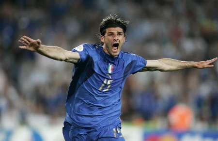 ياكوينتا ينطلق فرحا بهدفه الاول في مونديال 2006