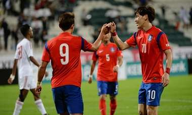 هوانغ (رقم 9) يحتفل مع زملائه بعد الهدف