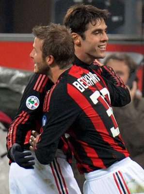 الإنجليزي بيكهام يحتفل بهدفه مع كاكا