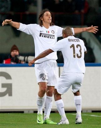 إبراهيموفتش نجم الإنتر يحتفل بهدفه