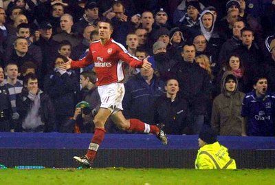 فان بيرسي محتفلاً بهدفه في مرمى إيفرتون