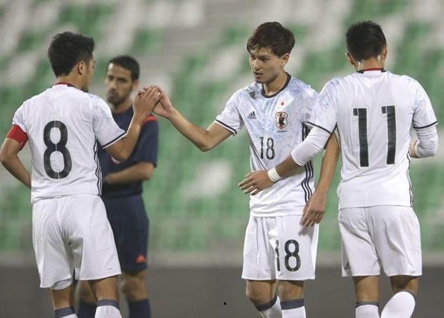 مينامينو يتلقى التهاني من زملائه بعد تسجيله هدف بمرمى سوريا