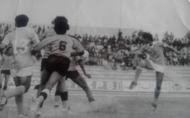 ابراهيم مصطفى لحظة إحرازه لهدف في مرمى الحسين عام 1977