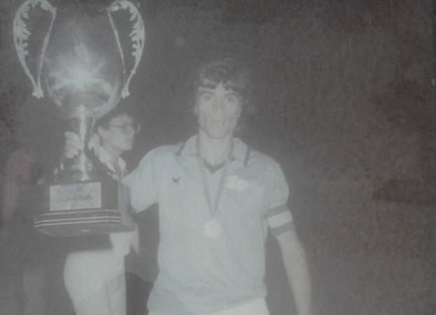 ابراهيم مصطفى محتفلا بأحد الكؤوس مع الفيصلي