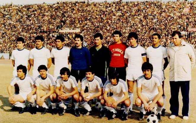 ابراهيم مصطفى الثاني جلوساً من اليمين مع منتخب الأردن 1980