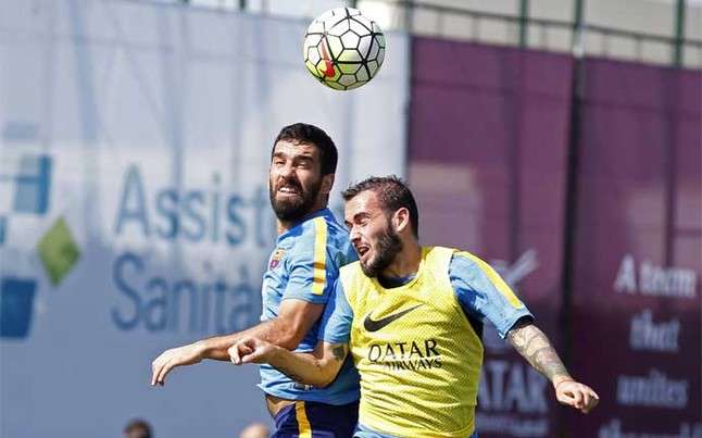 arda-turan-aleix-vidal-durante-entrenamiento-del-barcelona-1452349920428