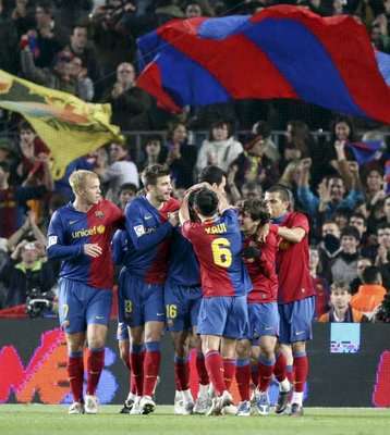 لاعبو برشلونه يحتلفون بهدف زميلهم بوجان الثاني في مرمى اسبانيول