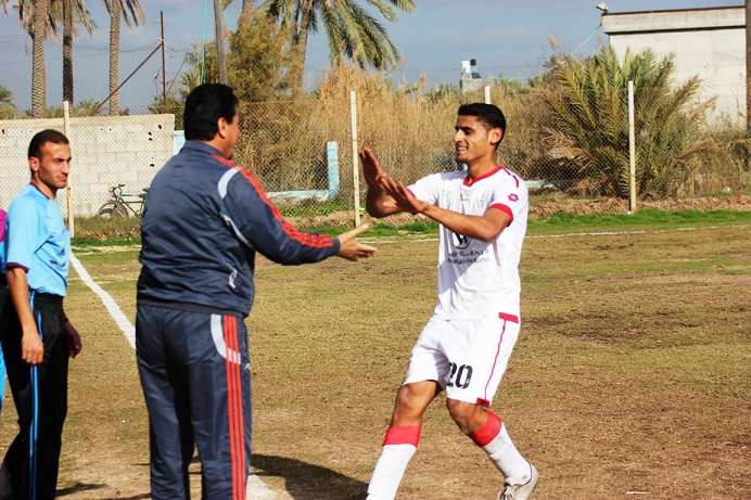 فرحة لم تدم لمهاجم المغازي ثائر أبو عبيدة مع مدربه