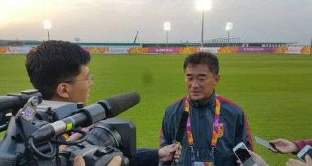 المدرب الصيني فو بو مع الإعلام الصيني في العاصمة القطرية الدوحة