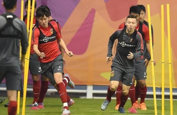 من تدريبات منتخب الصين الأولمبي في العاصمة القطرية الدوحة