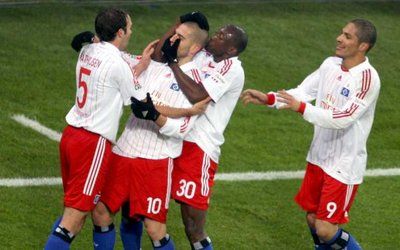 لاعبو هامبورج يحتفلون بهدف بيتريتش