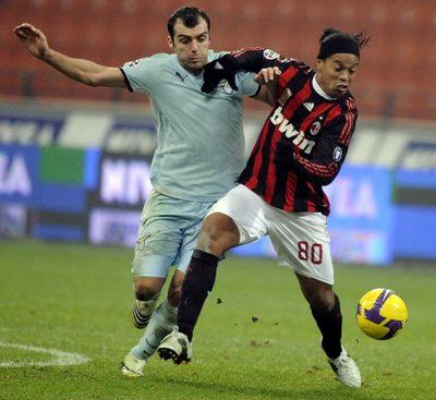 صورة لرونالدينيو في لقاء بين الفريقين ببطولة كأس إيطاليا