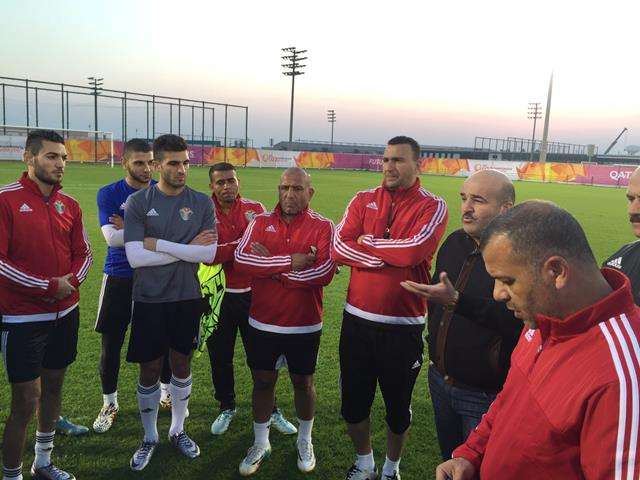 سمارة يتحدث للاعبين بحضور ابو عابد