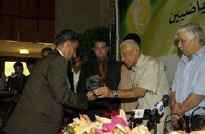 مشرف موقع كووورة العبار يستلم الجائزة التشجيعية  