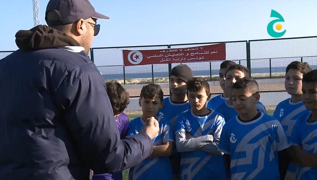 مدرب فريق مدرسة الهادي شاكر التونسية يامن البجاوي يعطي نصائحه للاعبيه