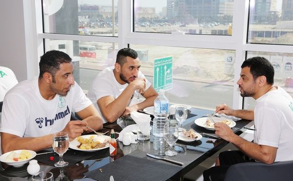 لقطات من تناول لاعبي المنتخب السعودي لوجبة الغداء امس في الفندق
