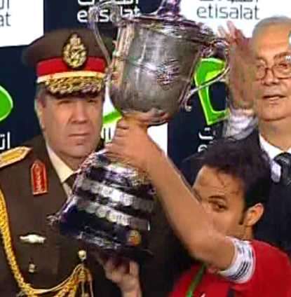 كابتن الفريق محمد حليم يتسلم كأس مصر