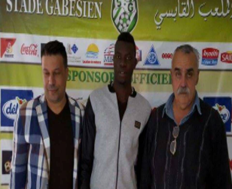  اليو سيسي يتوسط مسؤولي الملعب القابسي بعد امضاء العقد