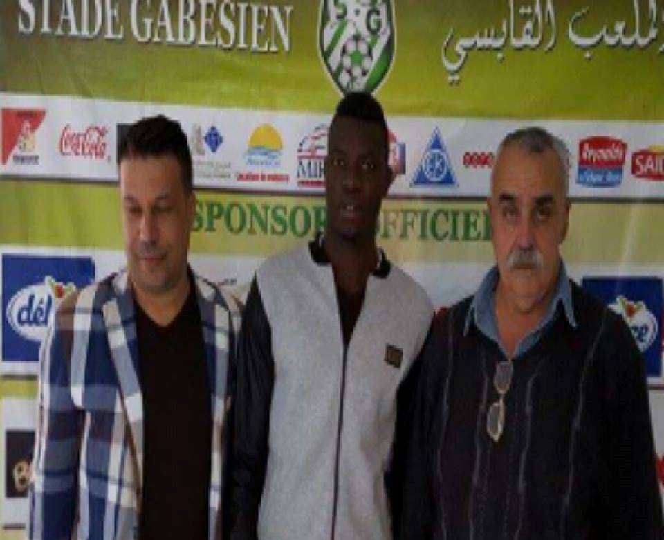  اليو سيسي يتوسط مسؤولي الملعب القابسي بعد امضاء العقد