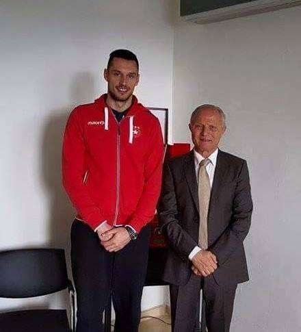 اللاعب الكرواتي جاليتش الى جانب رئيس النجم الساحلي رضا شرف الدين