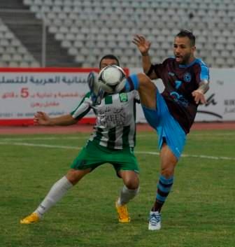 المحمد مروضاً الكرة في مباراة الديربي مع الأنصار الموسم الحالي