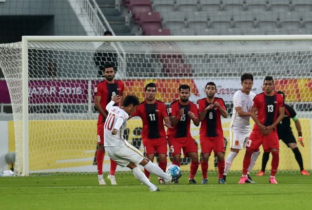 لياو لينشينغ عند تسجيله هدف التقدم بمرمى سوريا من ركلة حرة