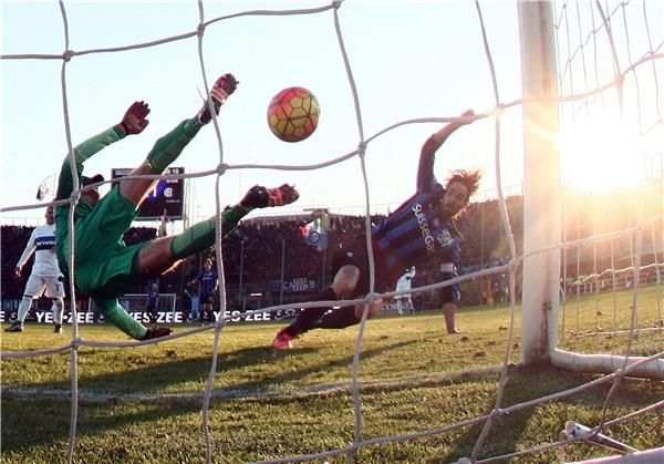 اللقطة التي تصدى فيها هاندانوفيتش لتسديدة مهاجم اتالانتا