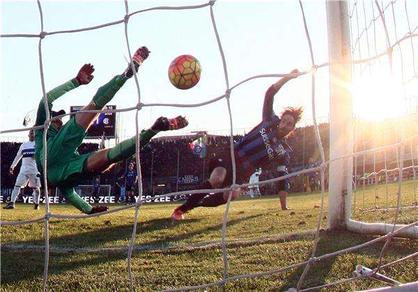 اللقطة التي تصدى فيها هاندانوفيتش لتسديدة مهاجم اتالانتا