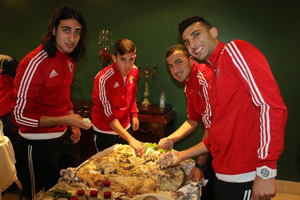 نجوم منتخب الأردن خلال تناولهم وجبة المنسف 
