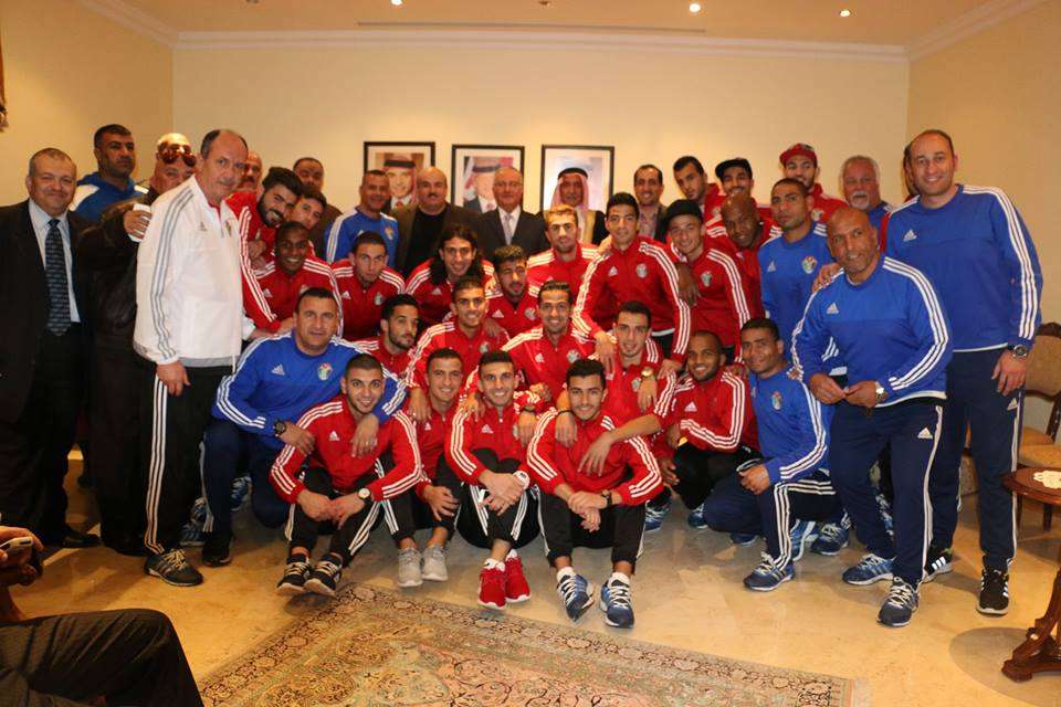 الصمادي يتوسط بعثة منتخب الأردن 