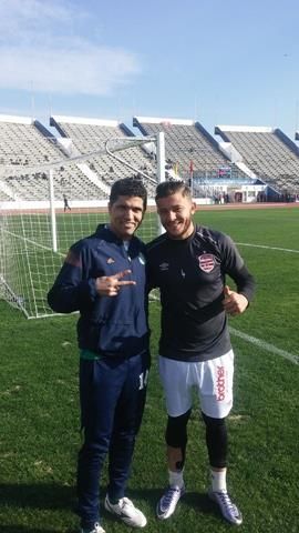 طارق التايب صحبة لاعب الافريقي حمزة العقربي قبل بداية اللقاء