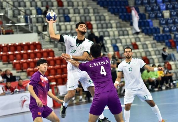 لاعبو المنتخب السعودي خلال مواجهة الصين امس 