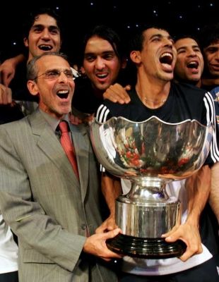 جورفان فييرا ويونس محمود اثناء حفل تكريم بطل أسيا في دبي