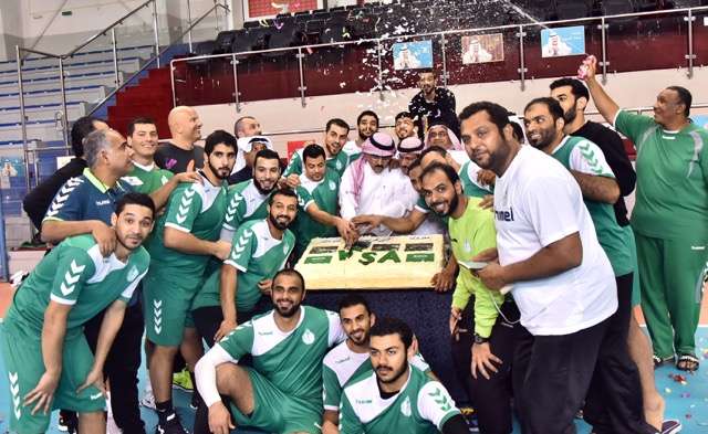 لاعبو المنتخب السعودي خلال الاحتفال بالتأهل امس .