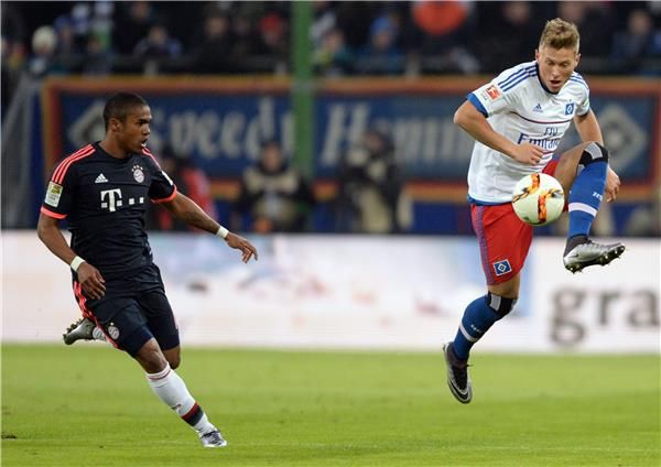 دوجلاس كوستا (يسار)