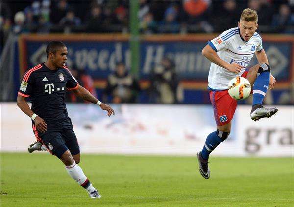 دوجلاس كوستا (يسار)