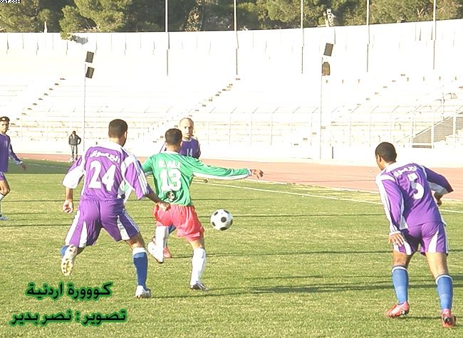 ثلاثة من لاعبي اليرموك يحيطون باللاعب رأفت علي للحد من خطورته