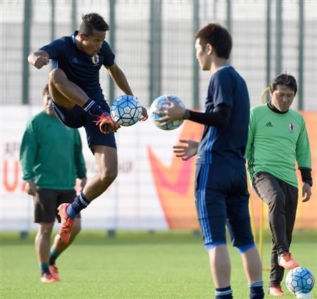 سوزوكي (يسار) في تدريبات منتخب اليابان الأولمبي