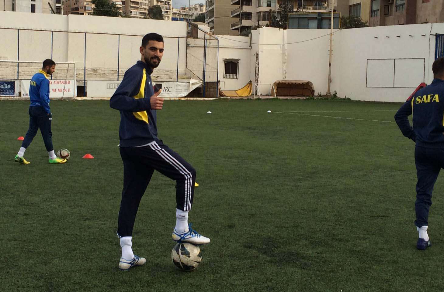 حيدر مبتسماً لعدسة كوورة في تدريبات الصفاء اليوم